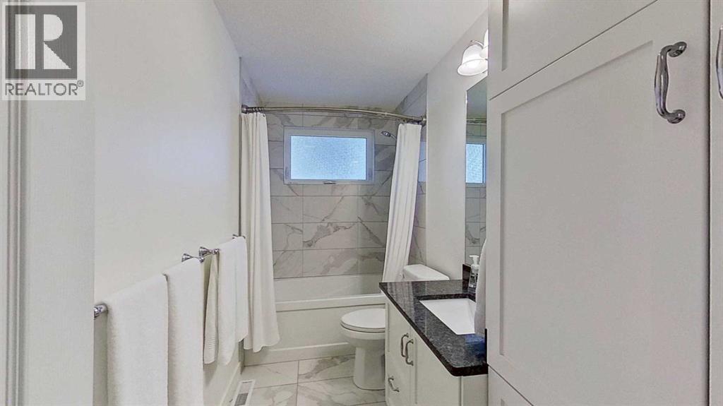 Photo 13 of 2932 Lathom Crescent Sw, Calgary AB
