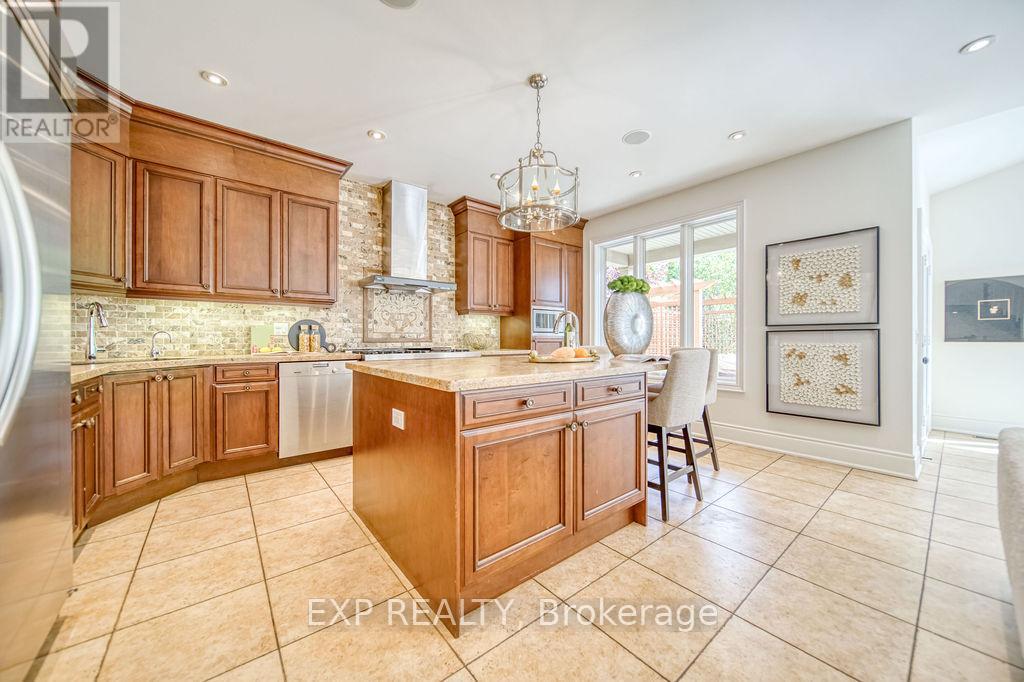 Photo 15 of 2283 Lyndhurst Drive, Oakville ON
