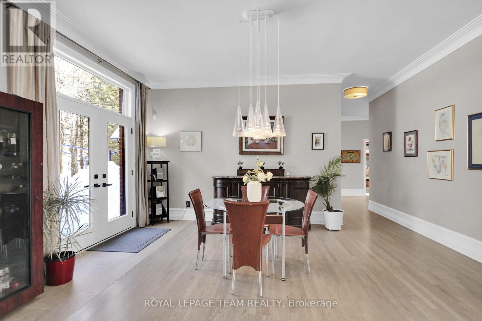 Photo 12 of 5849 Queenscourt Crescent, Ottawa ON