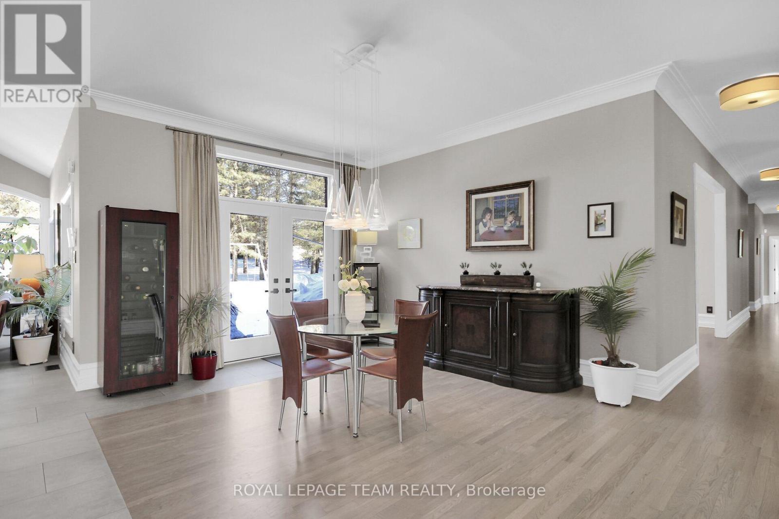 Photo 13 of 5849 Queenscourt Crescent, Ottawa ON