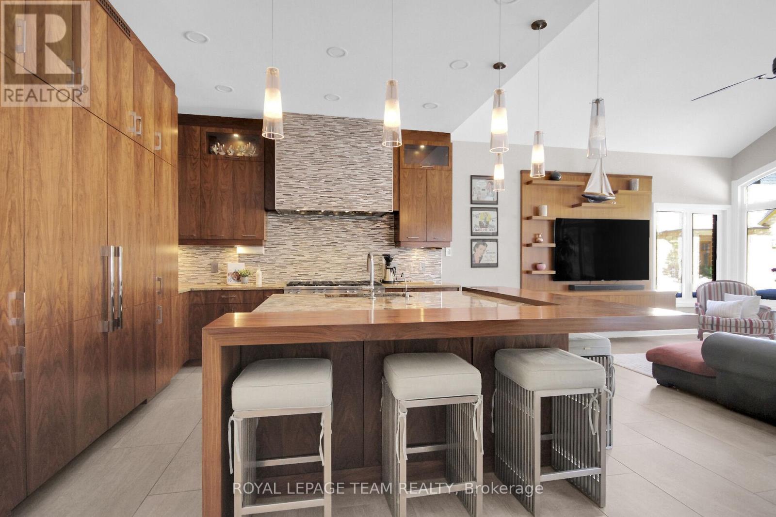 Photo 14 of 5849 Queenscourt Crescent, Ottawa ON