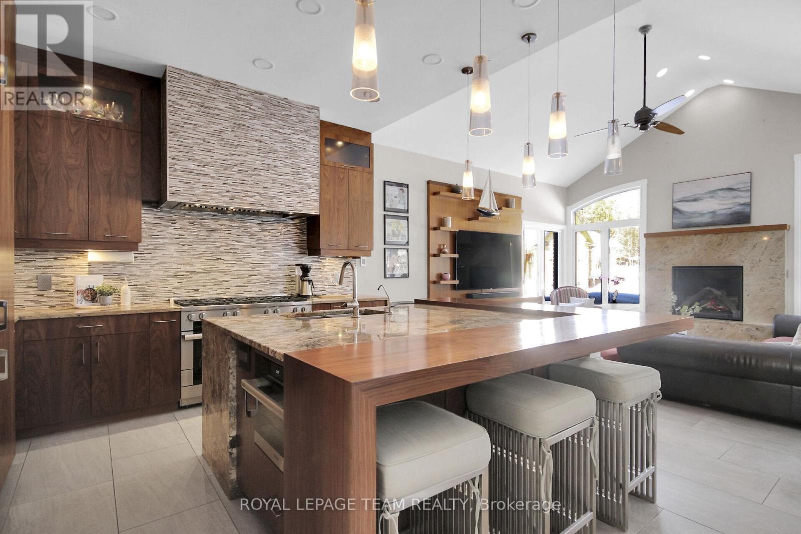 Photo 15 of 5849 Queenscourt Crescent, Ottawa ON