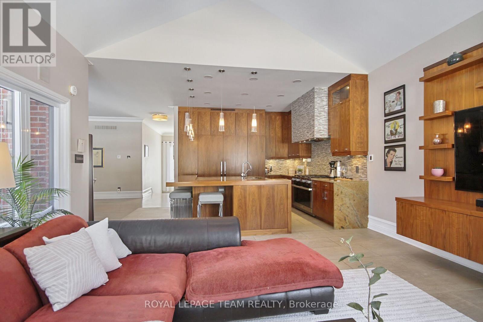 Photo 19 of 5849 Queenscourt Crescent, Ottawa ON