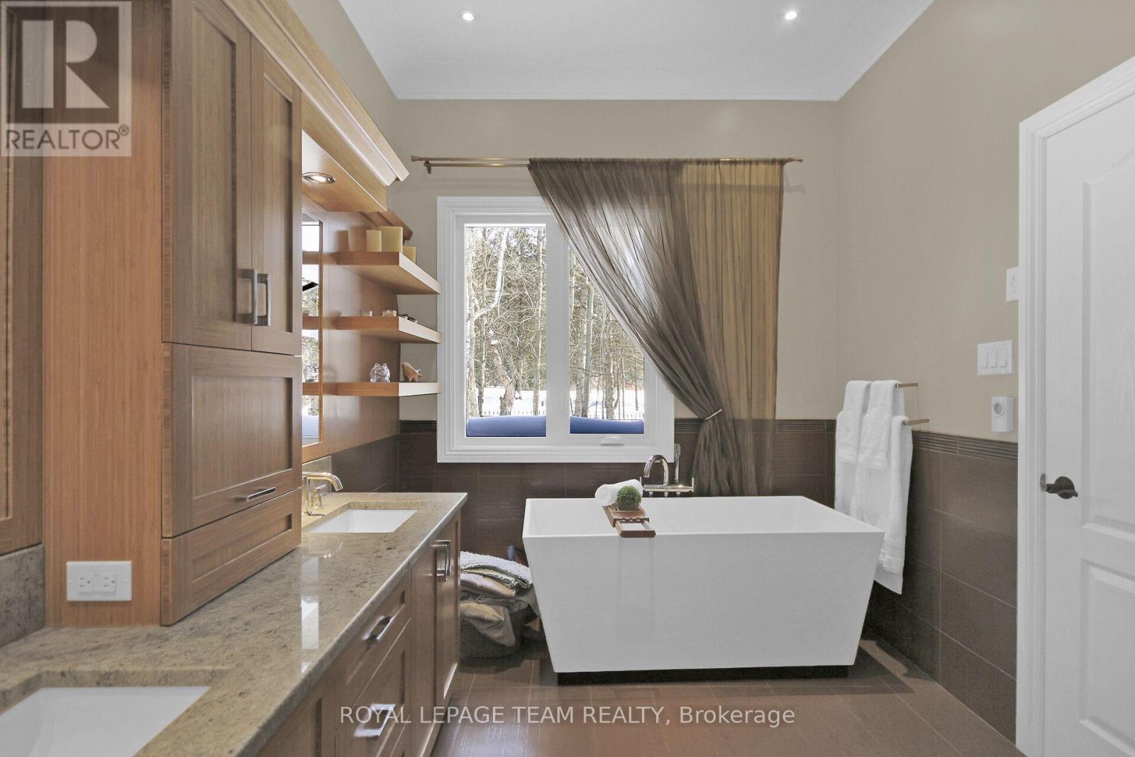 Photo 22 of 5849 Queenscourt Crescent, Ottawa ON
