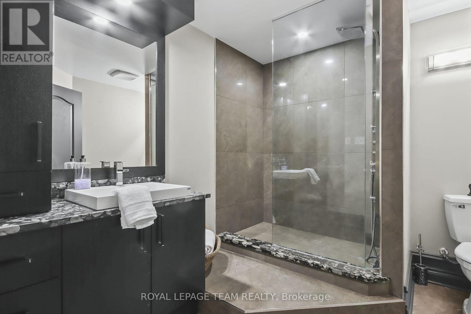 Photo 39 of 5849 Queenscourt Crescent, Ottawa ON