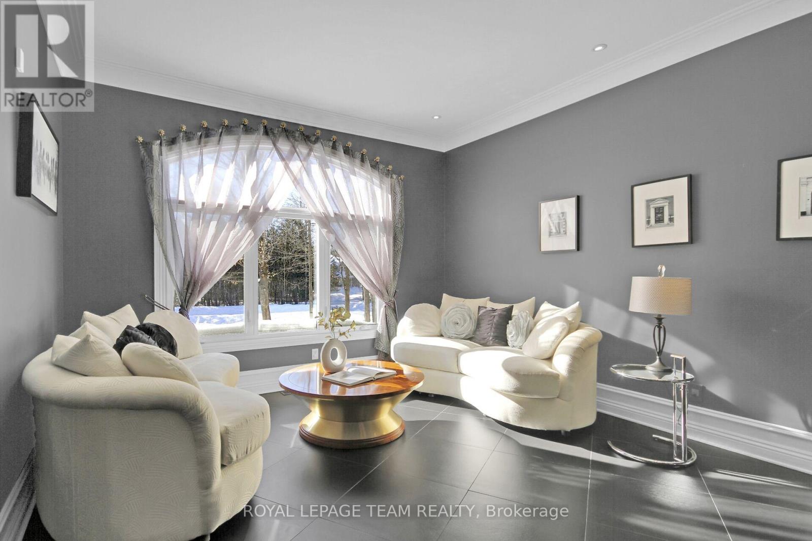 Photo 7 of 5849 Queenscourt Crescent, Ottawa ON