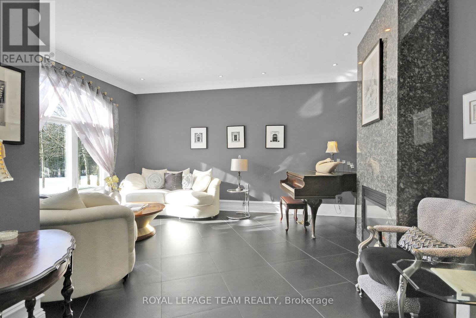 Photo 8 of 5849 Queenscourt Crescent, Ottawa ON
