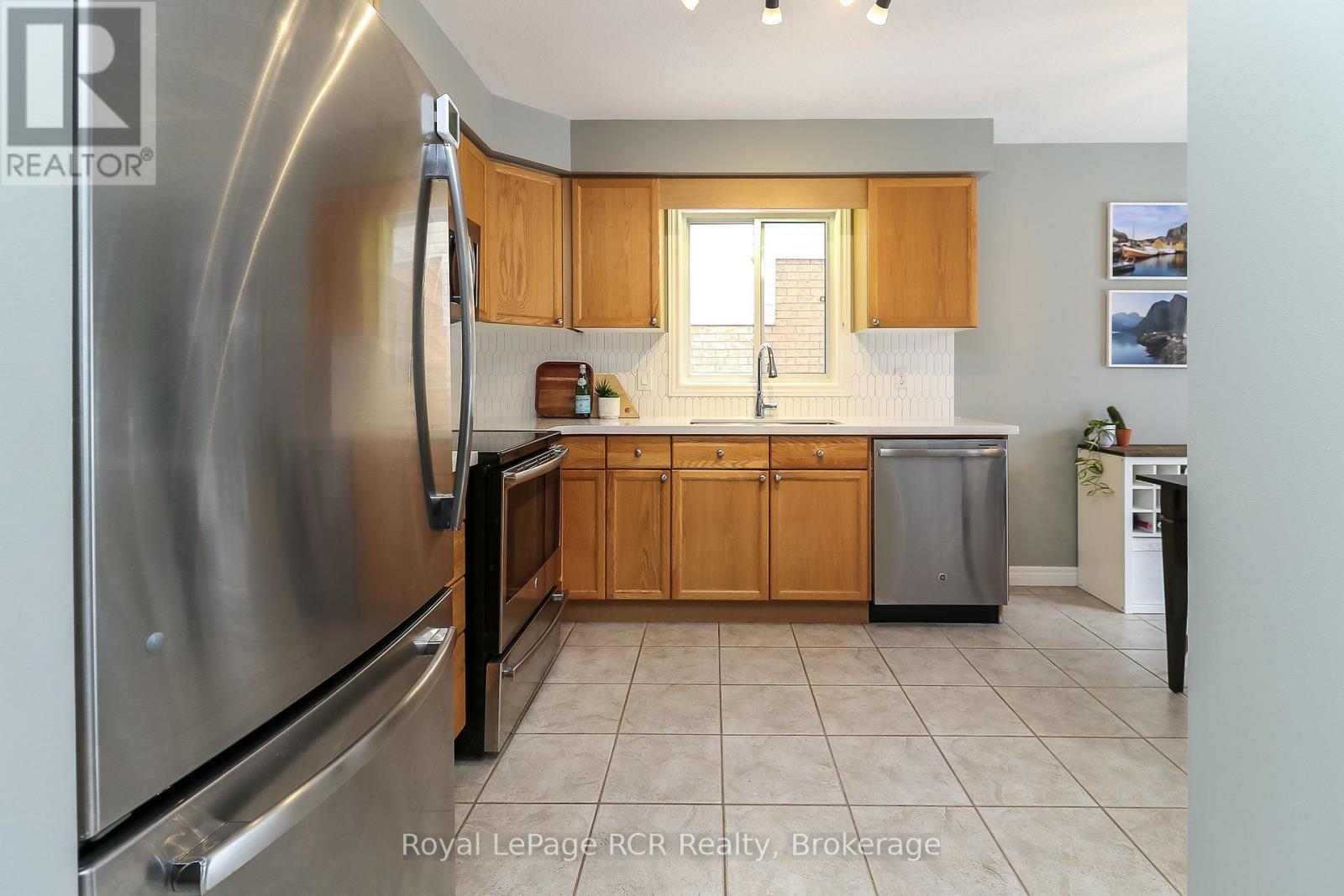 Photo 3 of 50 Highlands Crescent, Collingwood ON