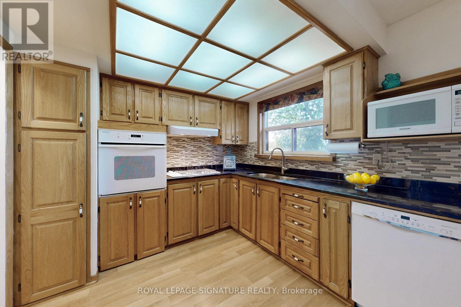 Photo 13 of 61 Centre Street S, Brampton ON