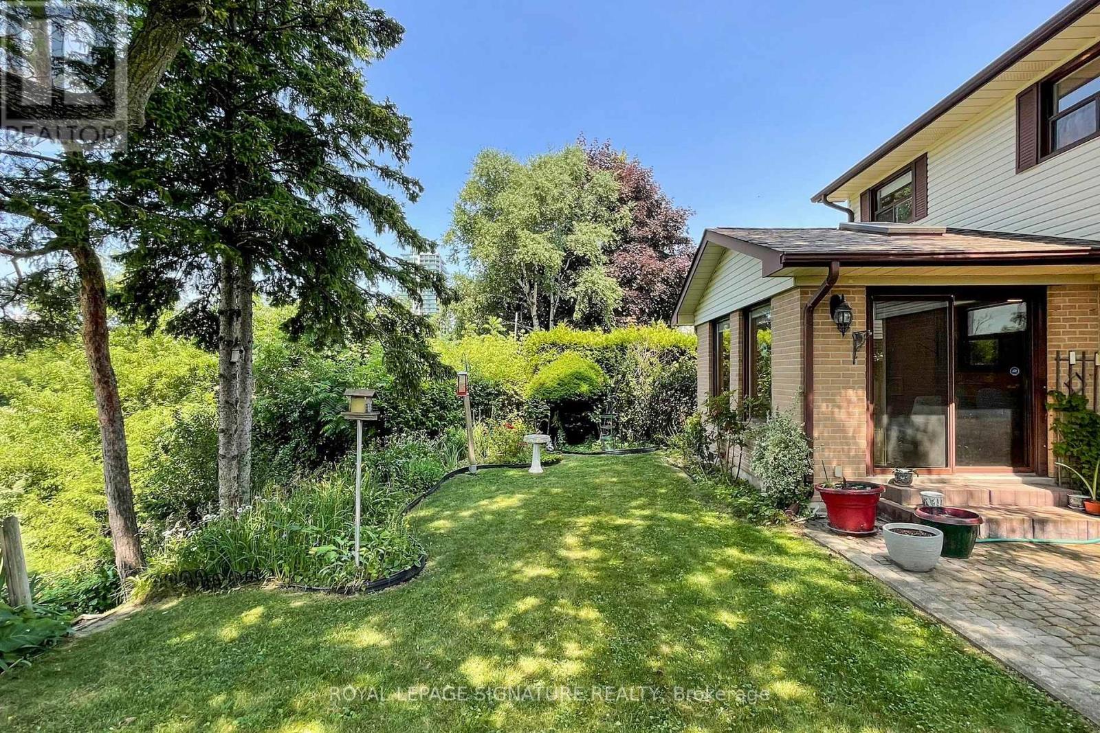 Photo 31 of 61 Centre Street S, Brampton ON