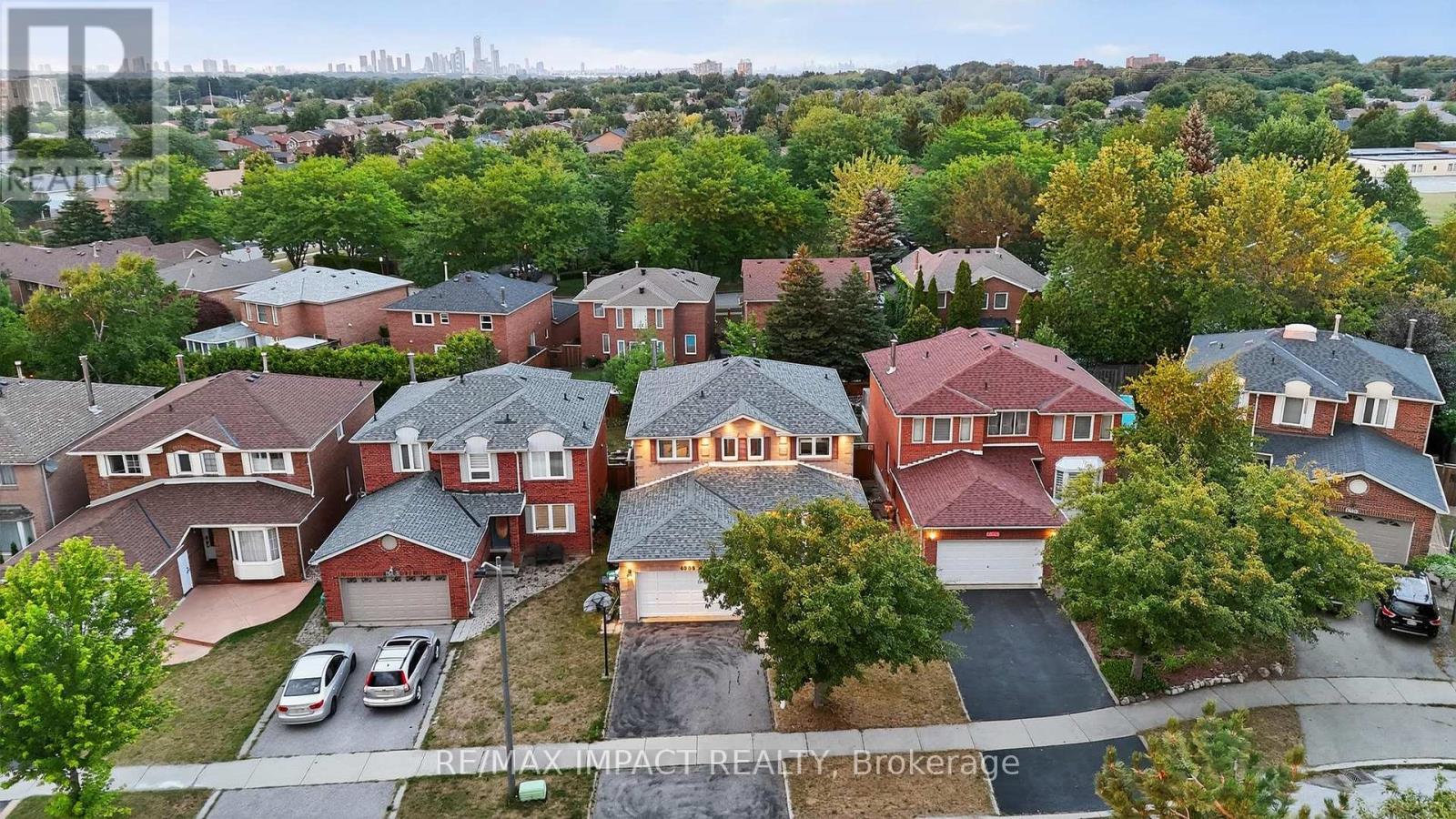 Photo 2 of 4086 Rossland Crescent, Mississauga ON