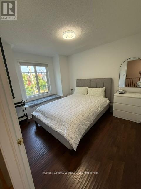 Photo 10 of 32 Thorpe Upper Crescent, Brampton ON