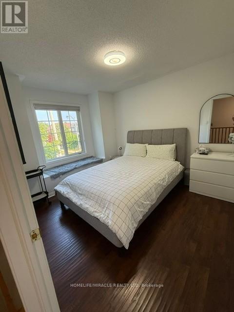 Photo 11 of 32 Thorpe Upper Crescent, Brampton ON