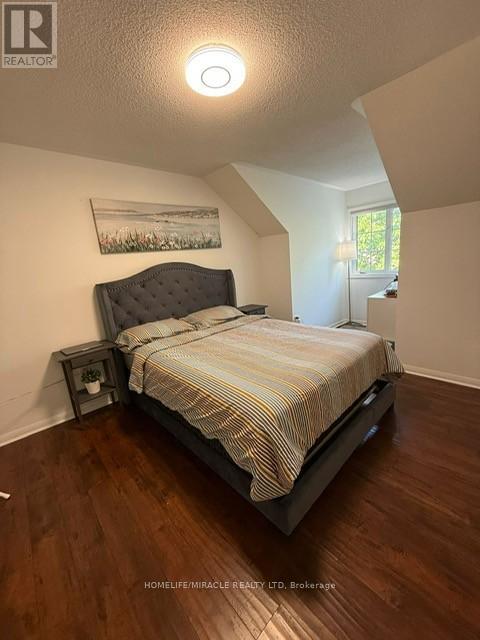 Photo 12 of 32 Thorpe Upper Crescent, Brampton ON