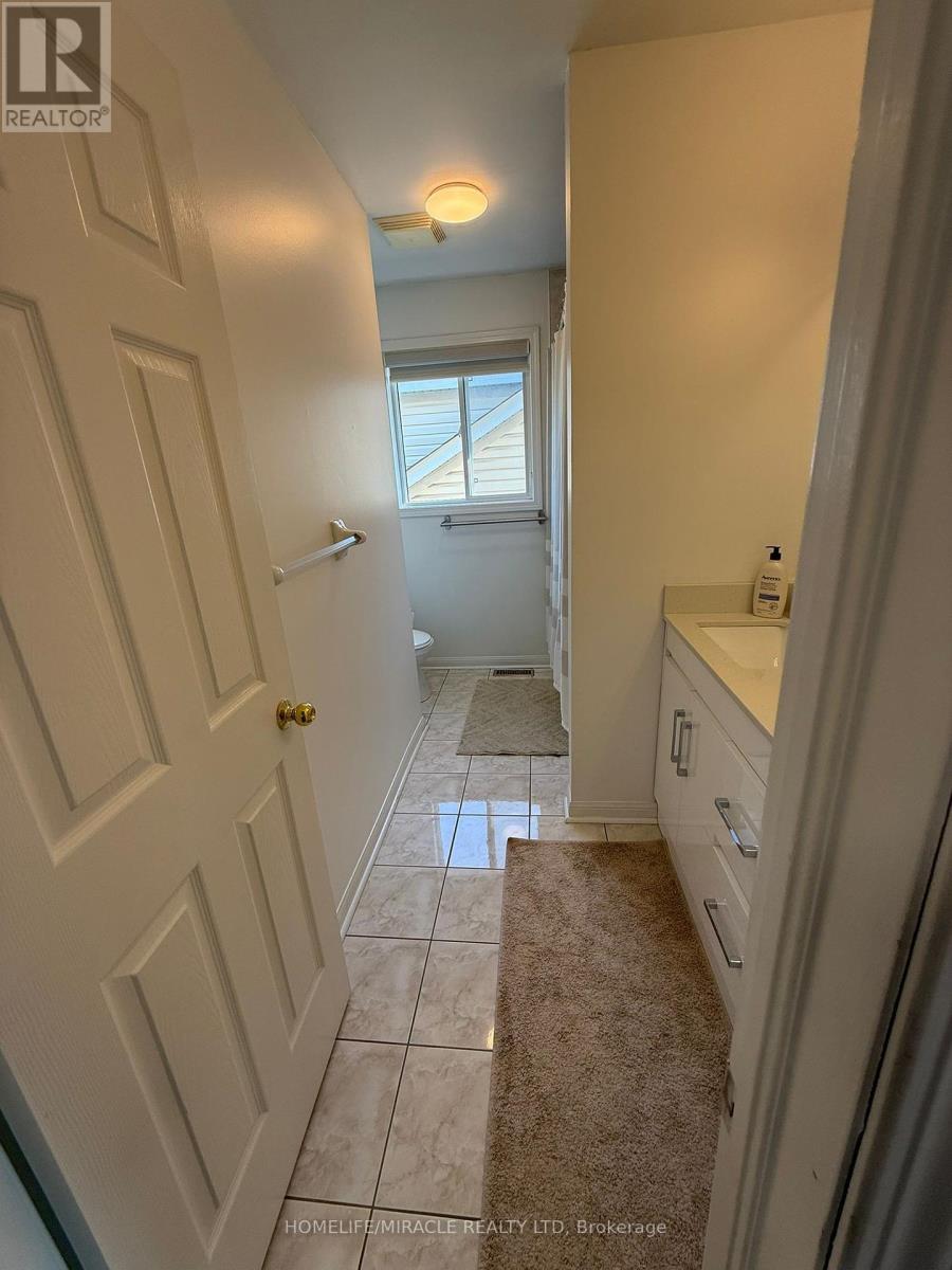 Photo 13 of 32 Thorpe Upper Crescent, Brampton ON