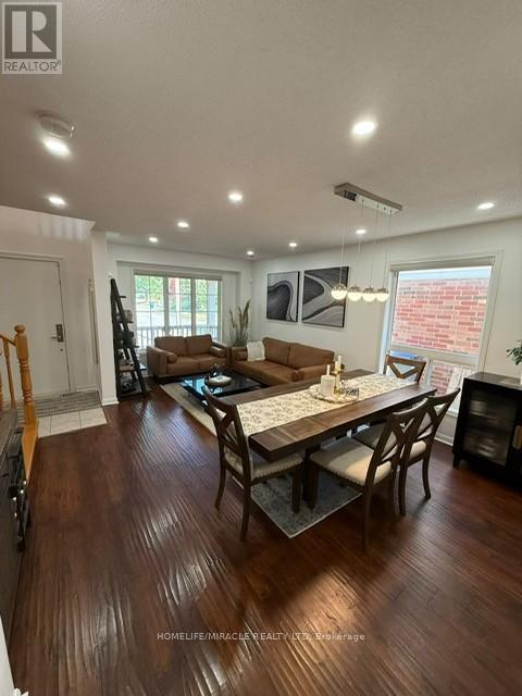 Photo 2 of 32 Thorpe Upper Crescent, Brampton ON