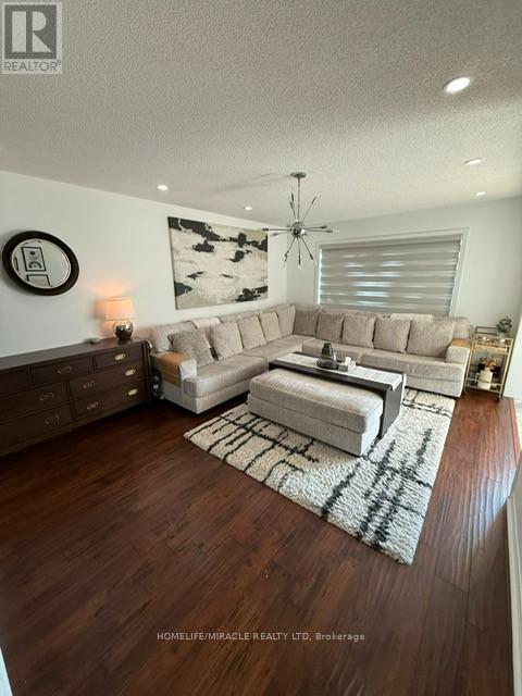 Photo 4 of 32 Thorpe Upper Crescent, Brampton ON