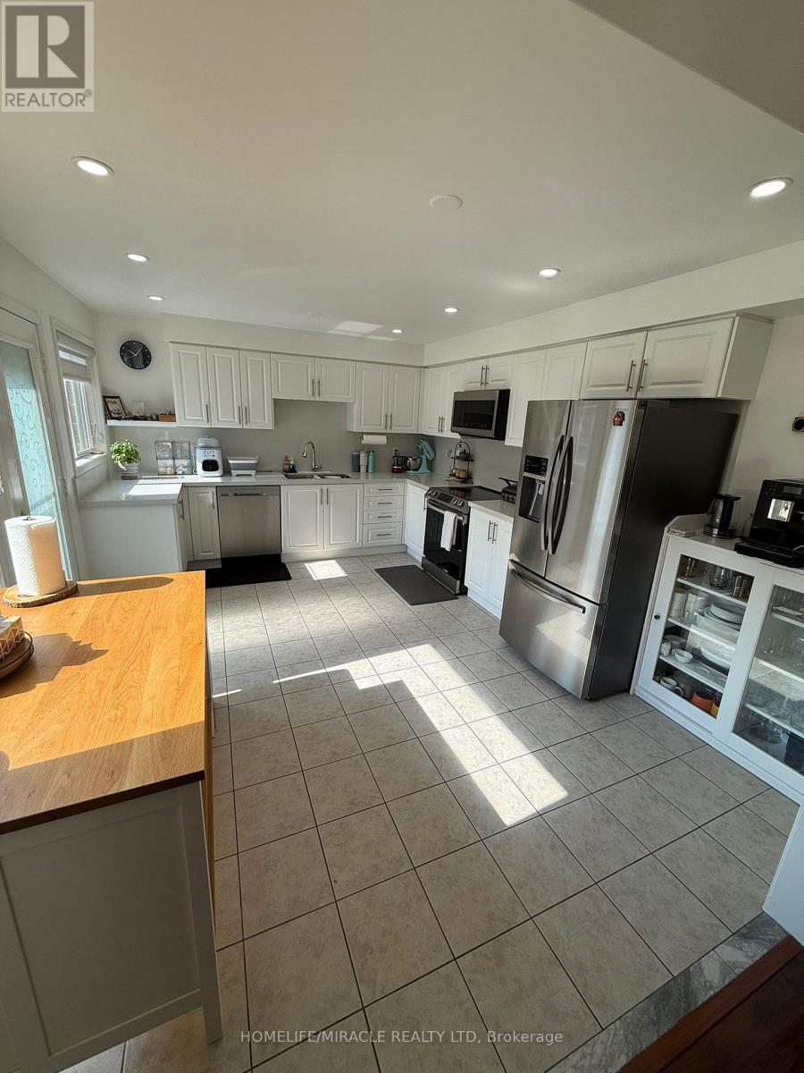 Photo 5 of 32 Thorpe Upper Crescent, Brampton ON