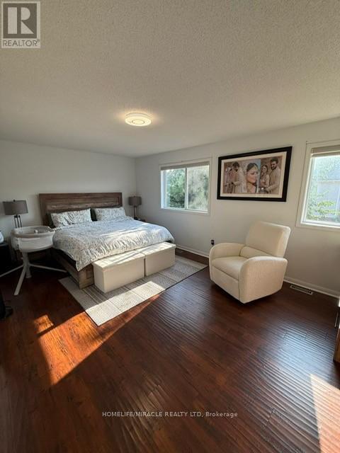 Photo 7 of 32 Thorpe Upper Crescent, Brampton ON