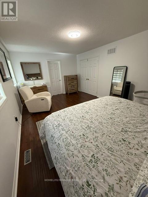 Photo 8 of 32 Thorpe Upper Crescent, Brampton ON