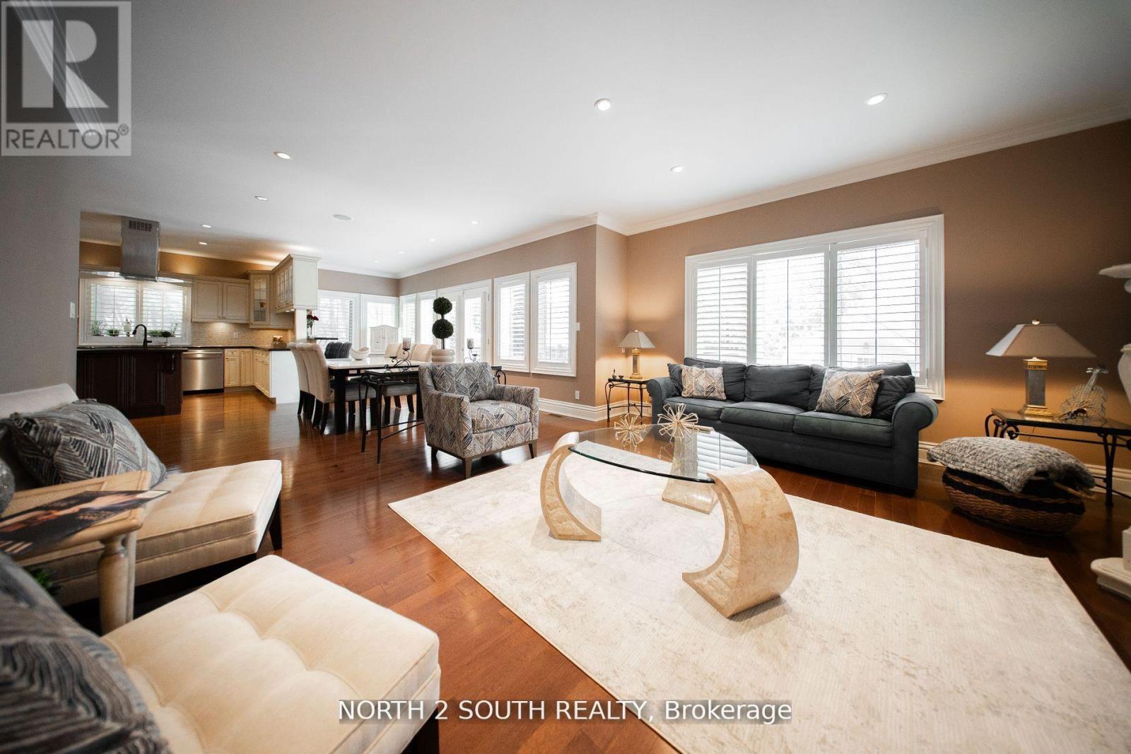 Photo 10 of 339 Burnhamthorpe Road, Toronto ON