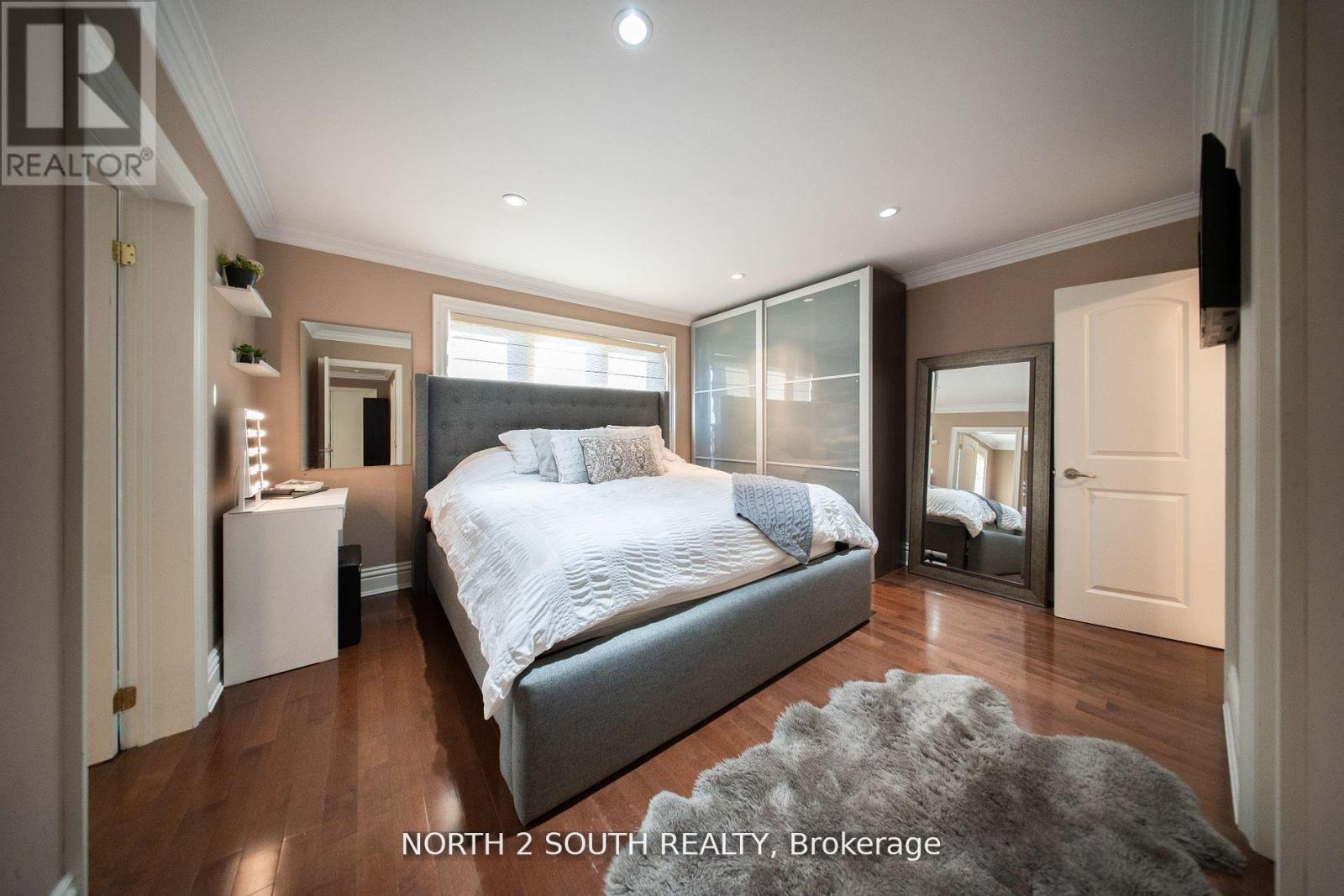 Photo 24 of 339 Burnhamthorpe Road, Toronto ON