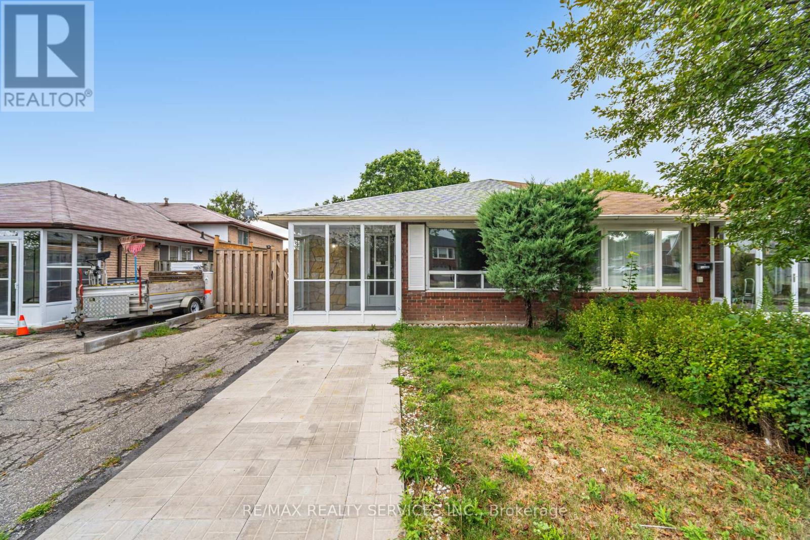Photo 3 of 7386 Netherwood Road, Mississauga ON