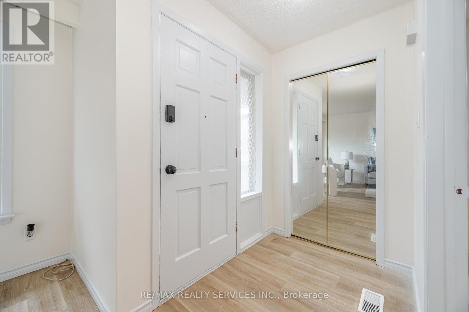 Photo 7 of 7386 Netherwood Road, Mississauga ON