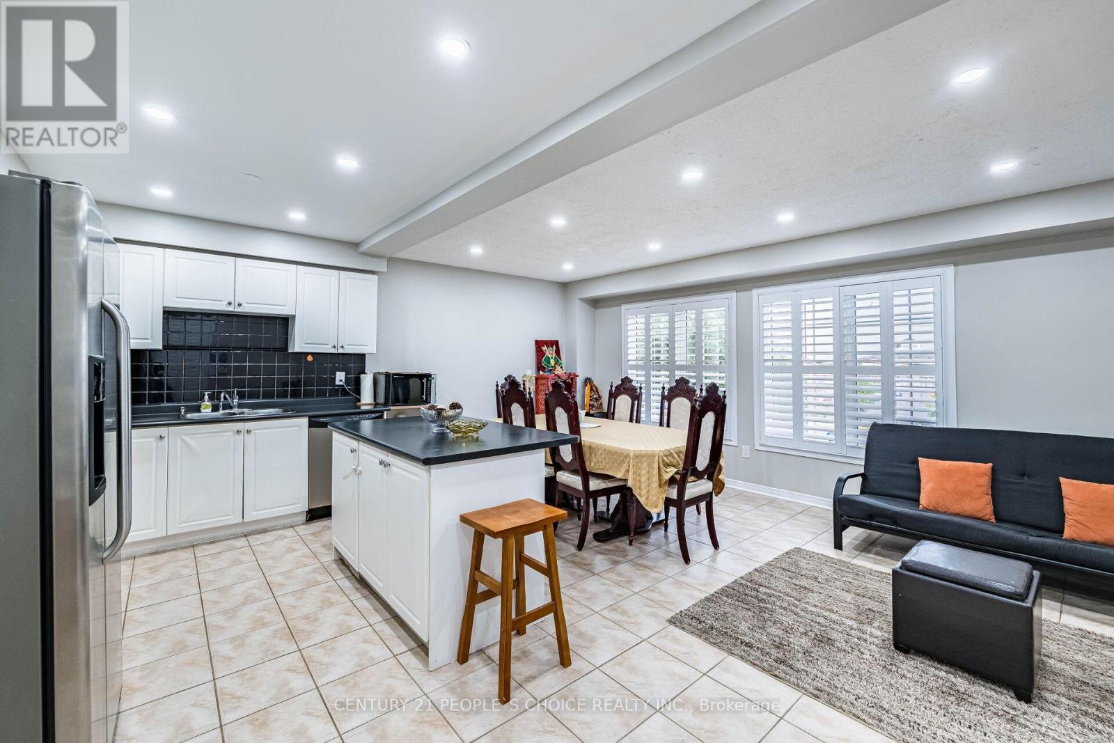 Photo 12 of 22 Domenico Crescent, Brampton ON