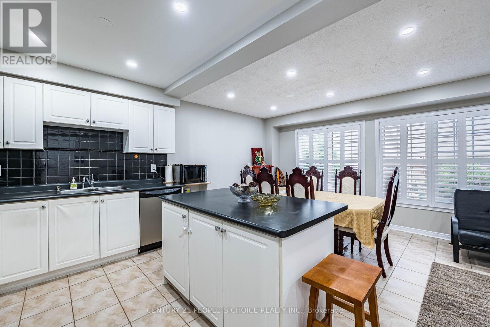 Photo 13 of 22 Domenico Crescent, Brampton ON
