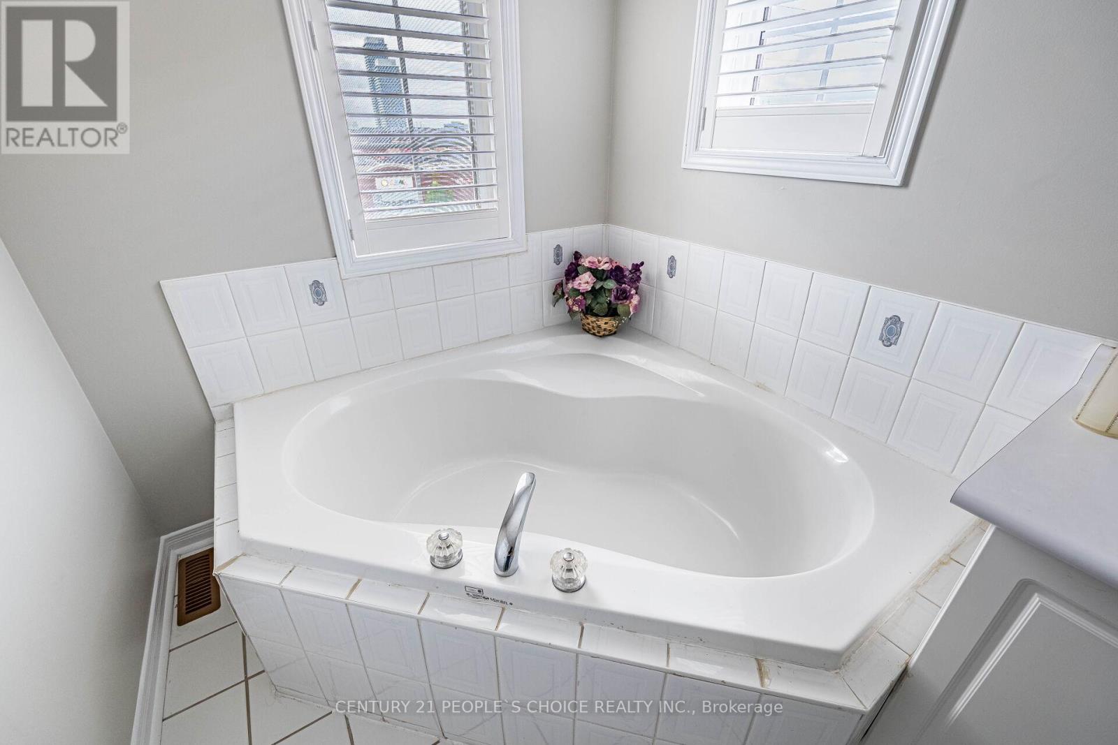 Photo 30 of 22 Domenico Crescent, Brampton ON