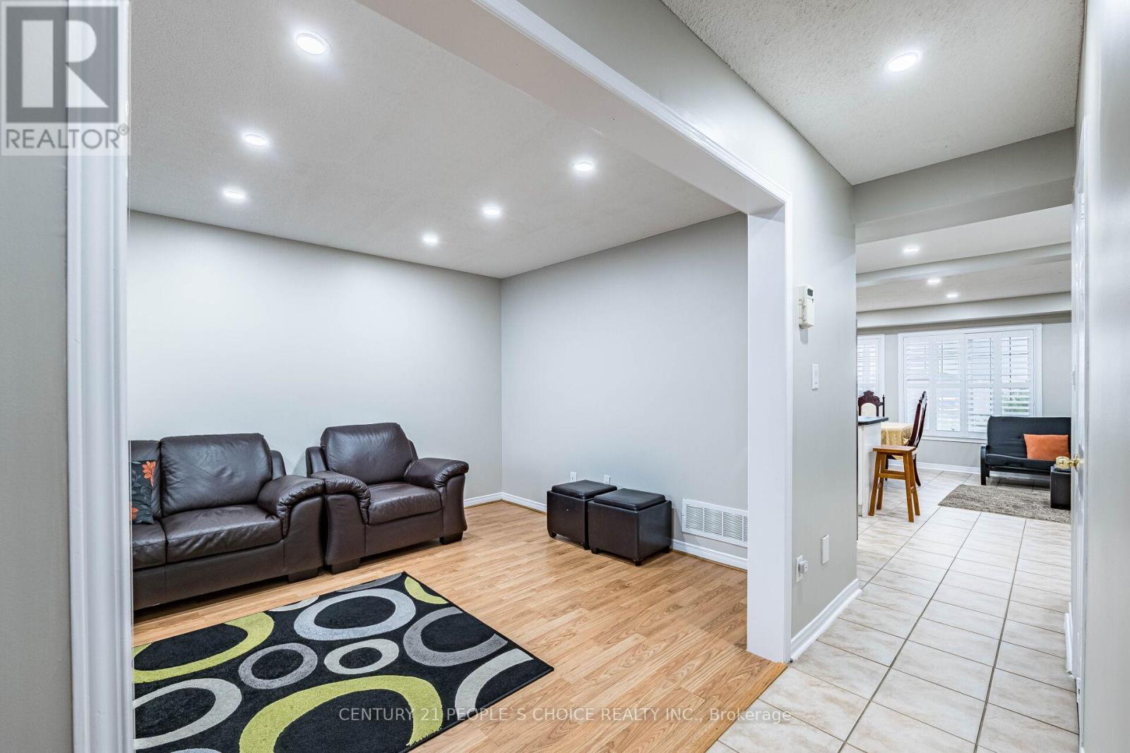 Photo 8 of 22 Domenico Crescent, Brampton ON