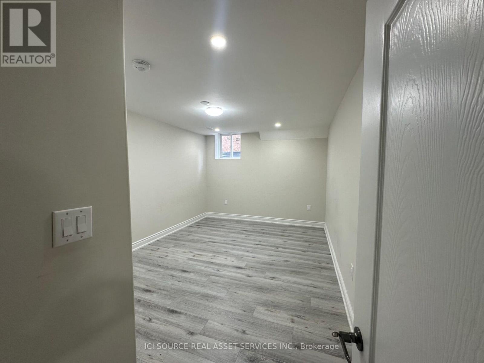 Photo 11 of 2 8 Nelly Court, Brampton ON