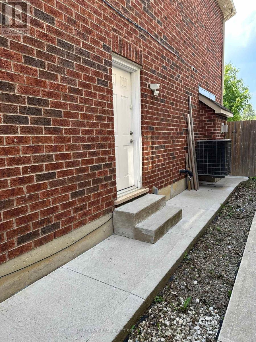 Photo 2 of 2 8 Nelly Court, Brampton ON