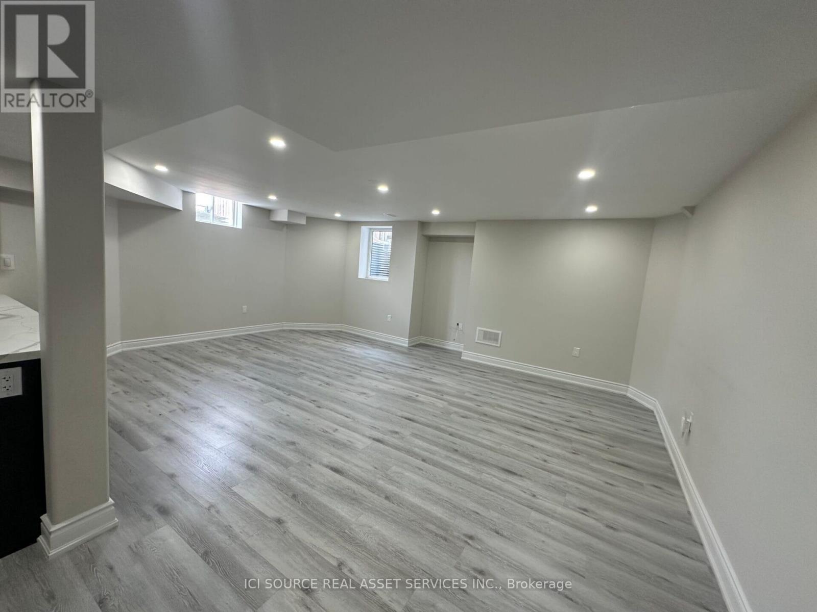 Photo 4 of 2 8 Nelly Court, Brampton ON