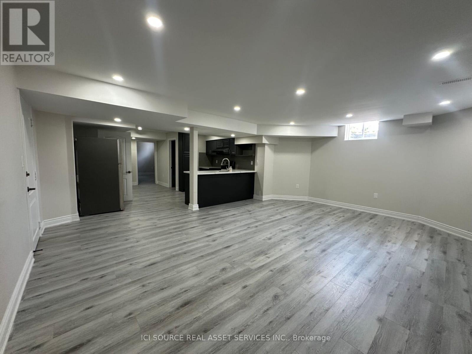 Photo 5 of 2 8 Nelly Court, Brampton ON