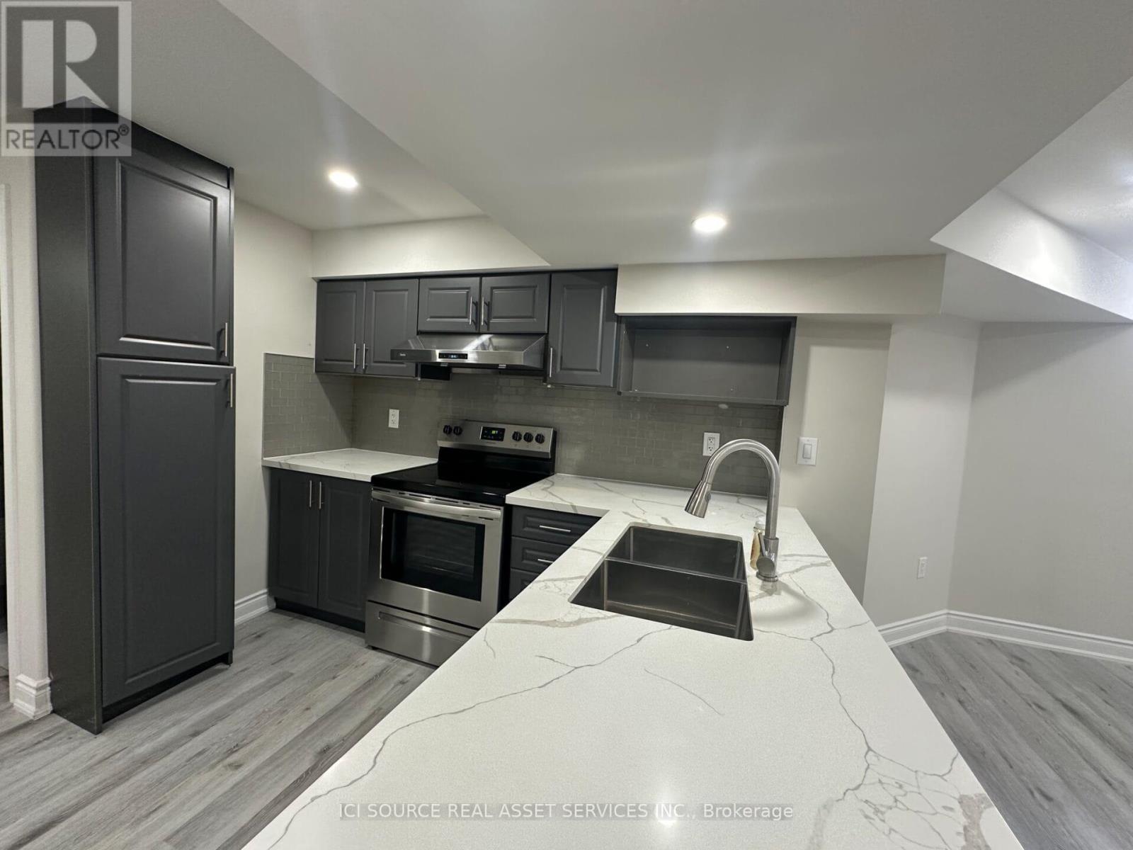 Photo 8 of 2 8 Nelly Court, Brampton ON