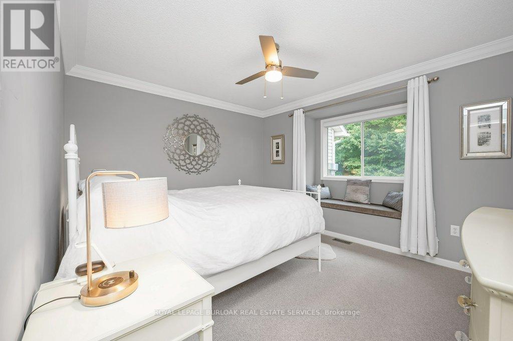 Photo 12 of 2044 Broadleaf Crescent, Burlington ON