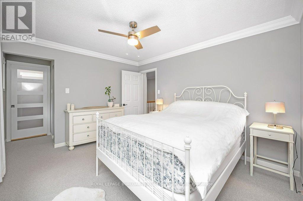 Photo 13 of 2044 Broadleaf Crescent, Burlington ON