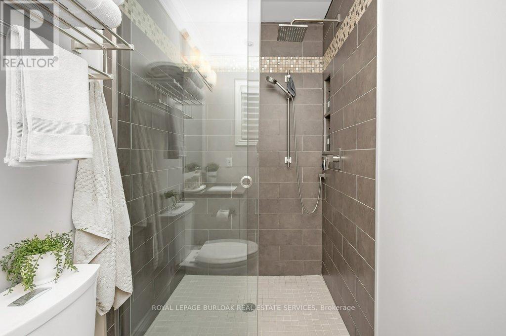 Photo 14 of 2044 Broadleaf Crescent, Burlington ON