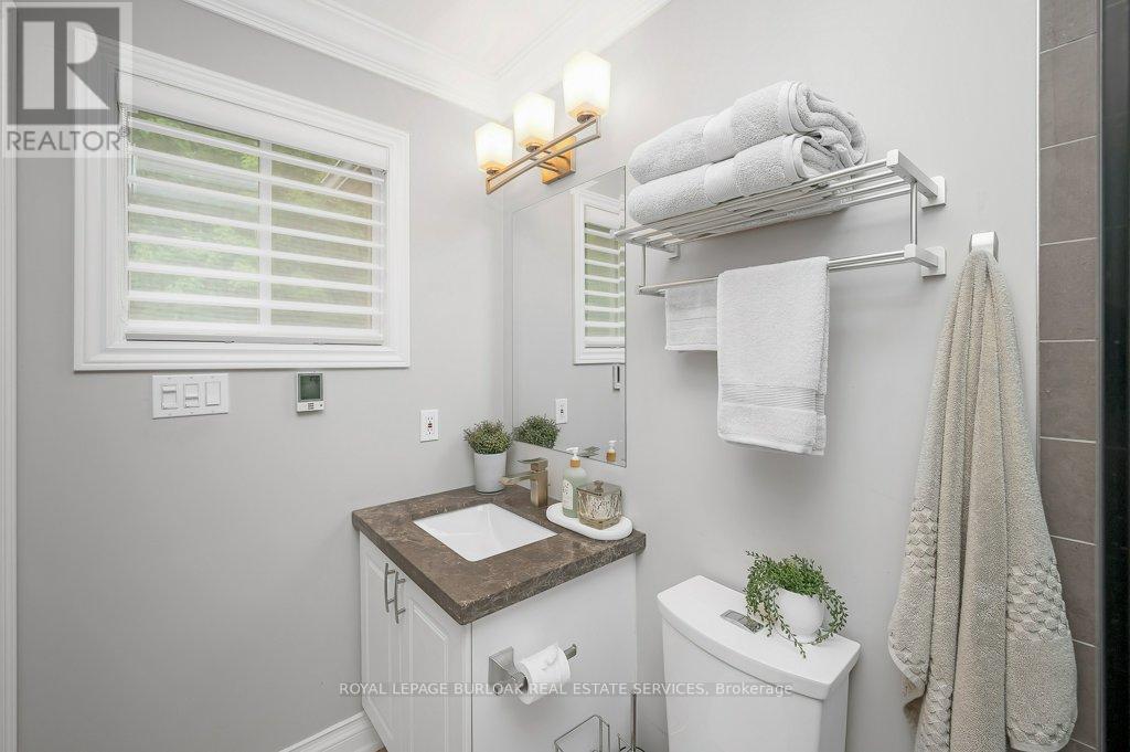 Photo 15 of 2044 Broadleaf Crescent, Burlington ON