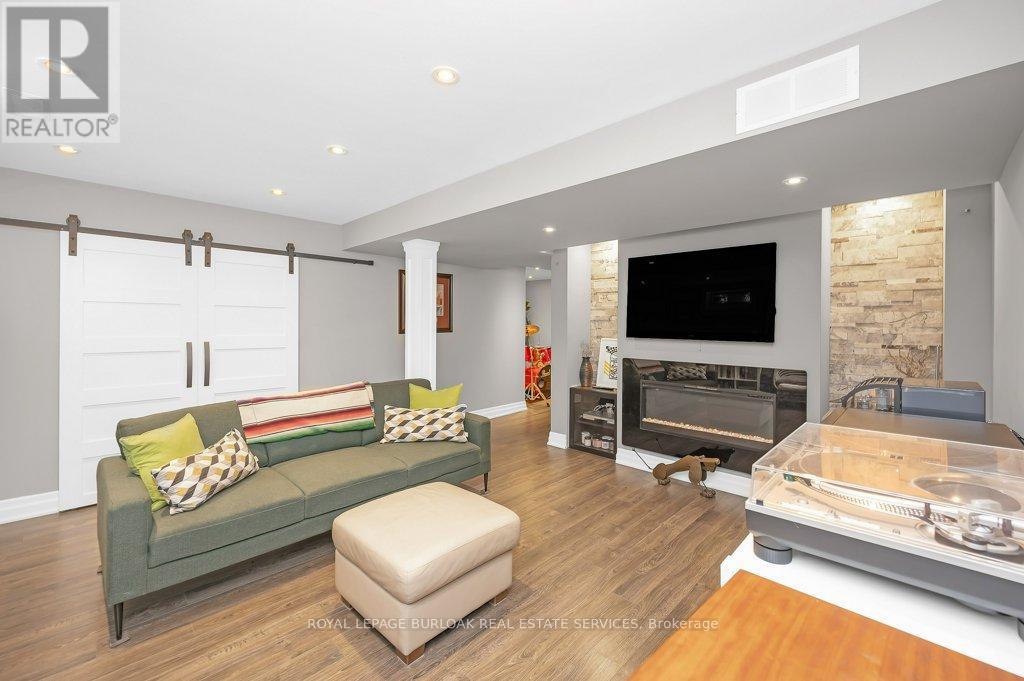 Photo 23 of 2044 Broadleaf Crescent, Burlington ON