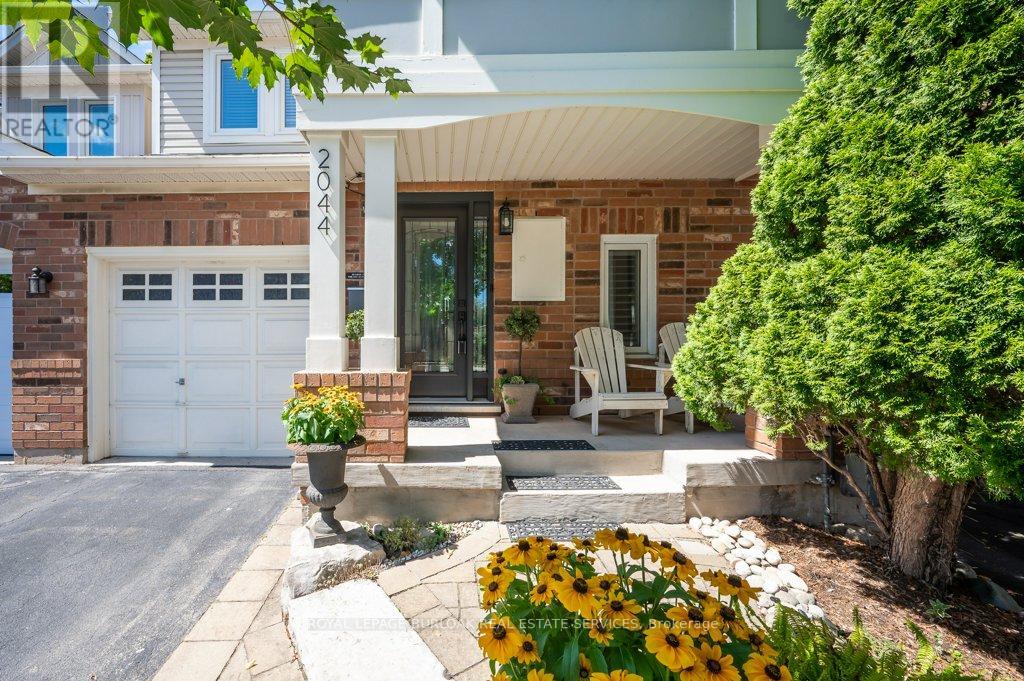 Photo 3 of 2044 Broadleaf Crescent, Burlington ON