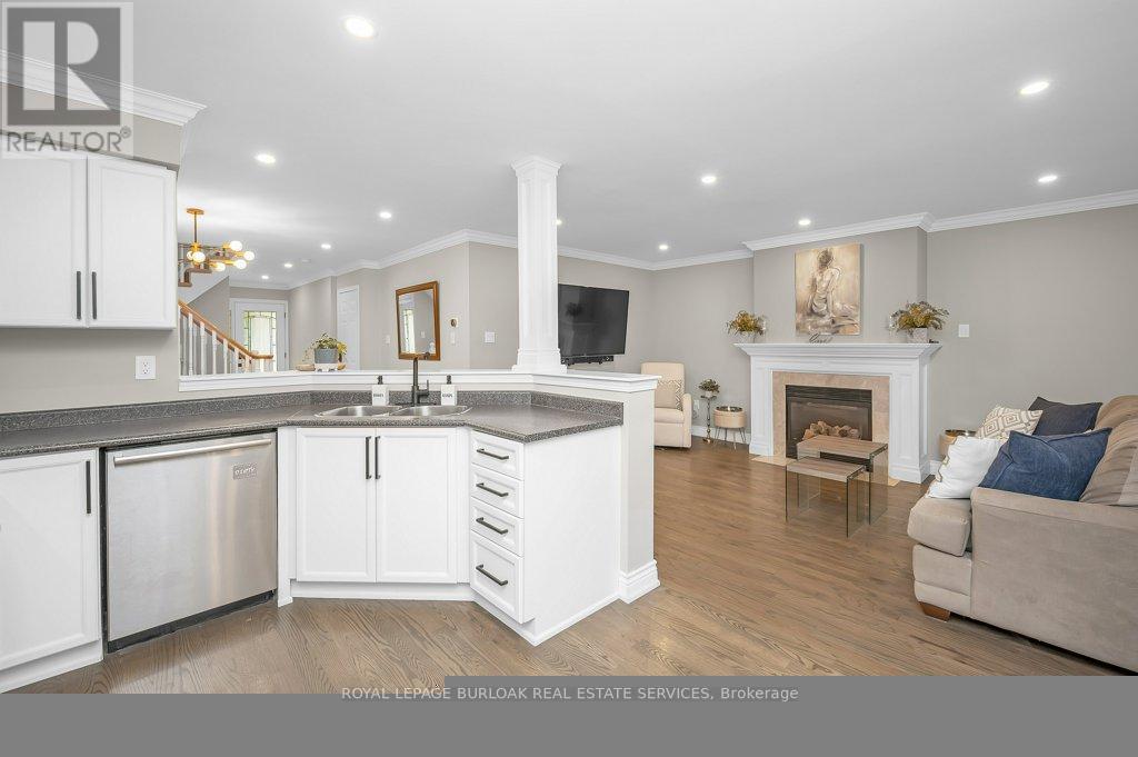 Photo 4 of 2044 Broadleaf Crescent, Burlington ON