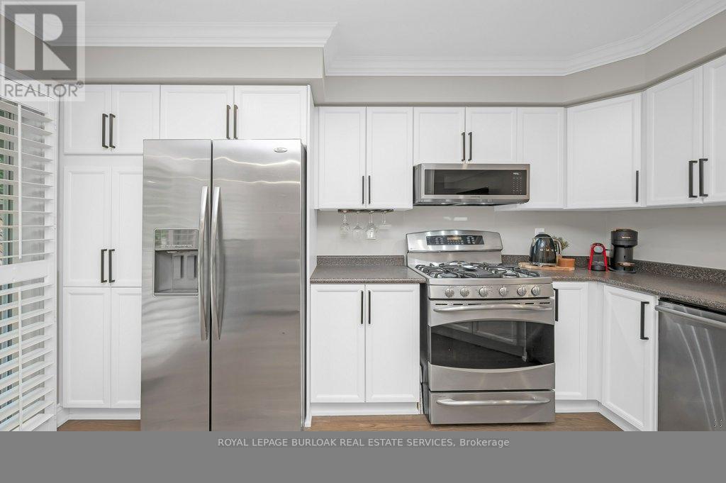 Photo 5 of 2044 Broadleaf Crescent, Burlington ON