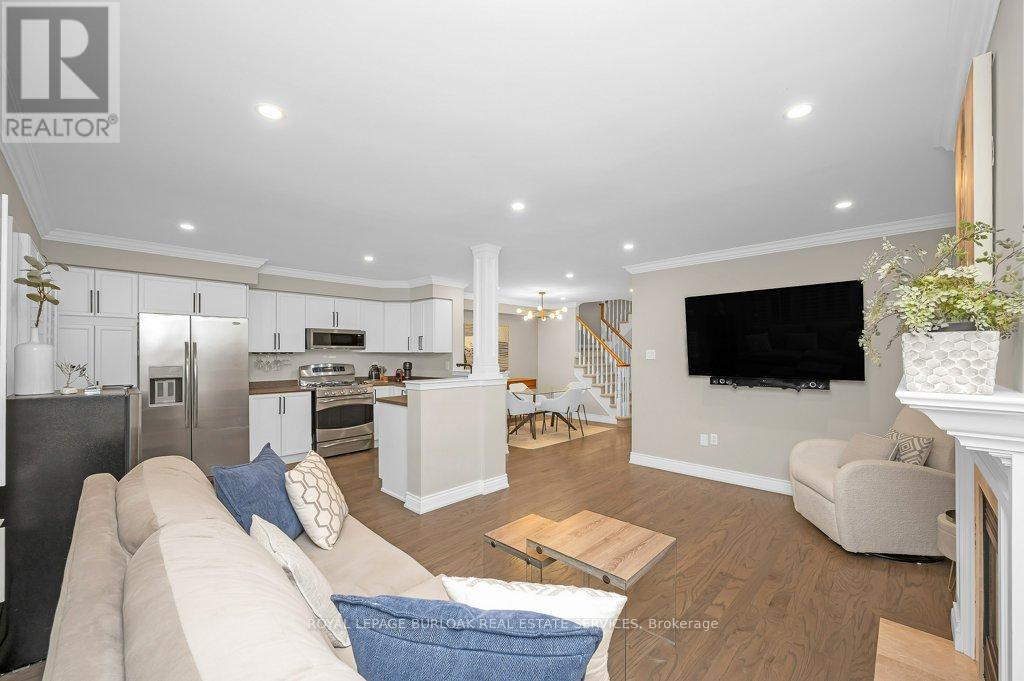Photo 8 of 2044 Broadleaf Crescent, Burlington ON