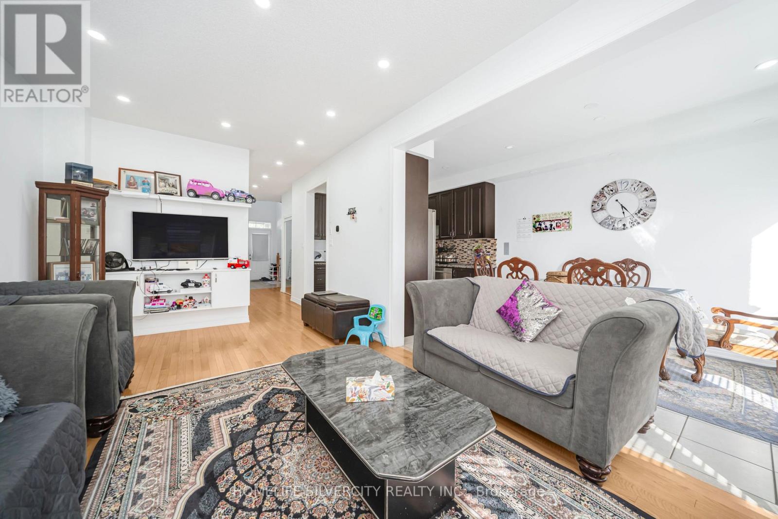Photo 10 of 28 Yellow Sorrel Road, Brampton ON