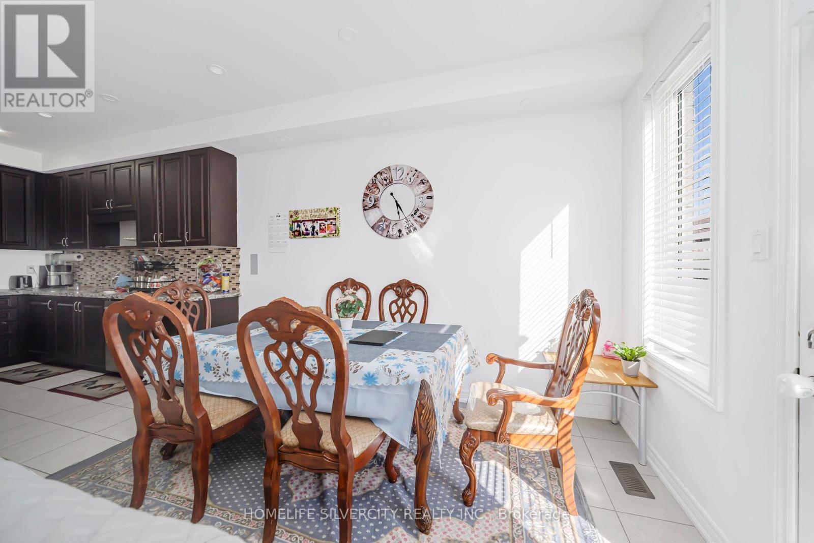 Photo 11 of 28 Yellow Sorrel Road, Brampton ON
