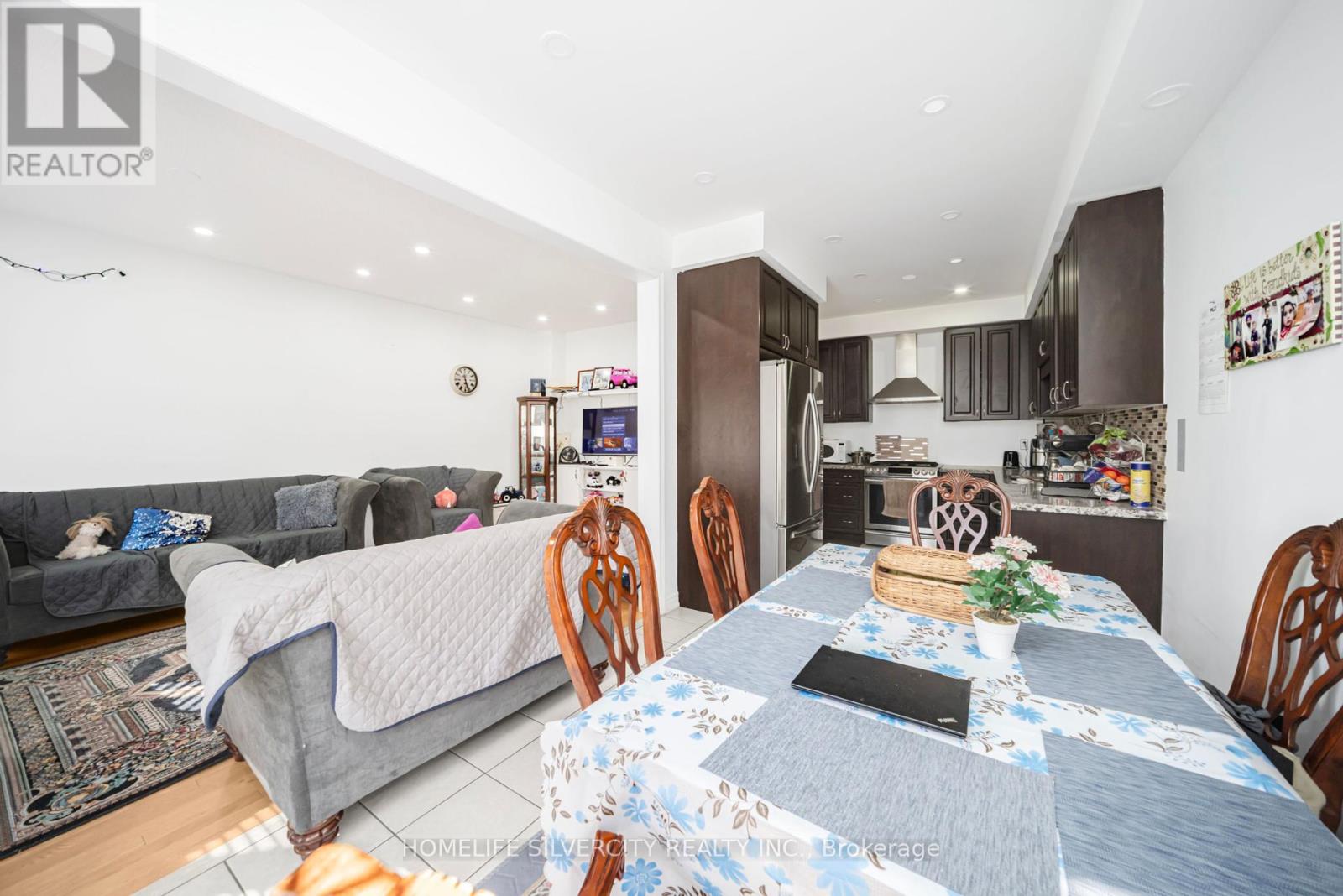 Photo 13 of 28 Yellow Sorrel Road, Brampton ON