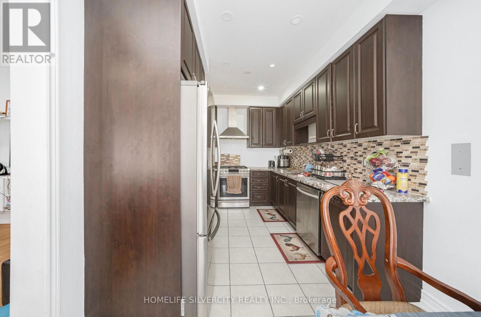Photo 14 of 28 Yellow Sorrel Road, Brampton ON